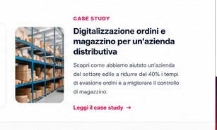 Operatore in un magazzino organizzato